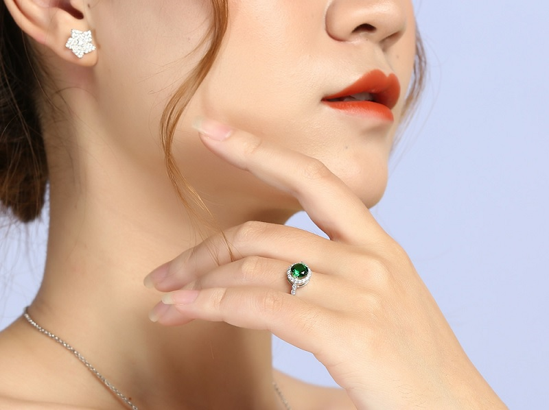 Phần đ&aacute; xanh t&ocirc; điểm cho vẻ ngo&agrave;i th&ecirc;m phần sang trọng, thanh lịch